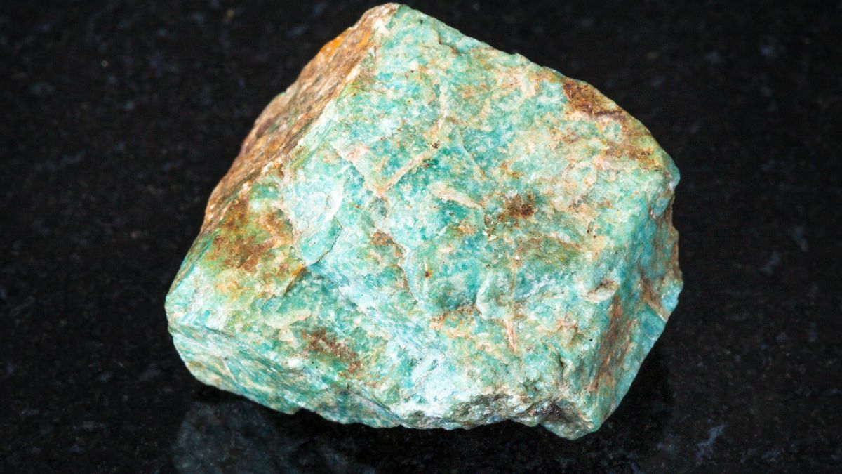 Kameň amazontit s jemnou modrozelenou farbou a textúrou.