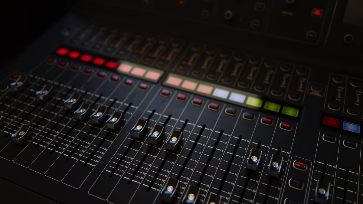 Detailný pohľad na digitálny mixážny pult s ovládacími prvkami a svetelnými indikátormi.