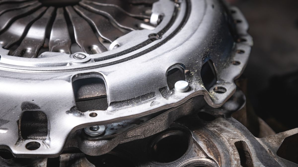 Detailný pohľad na dvojitú spojku automobilu, ukazujúci jej mechanické časti.