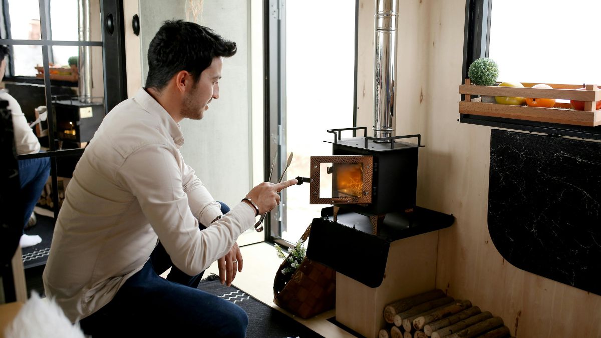 Muž obsluhuje elektrickú pec, ktorá efektívne vykuruje priestor.