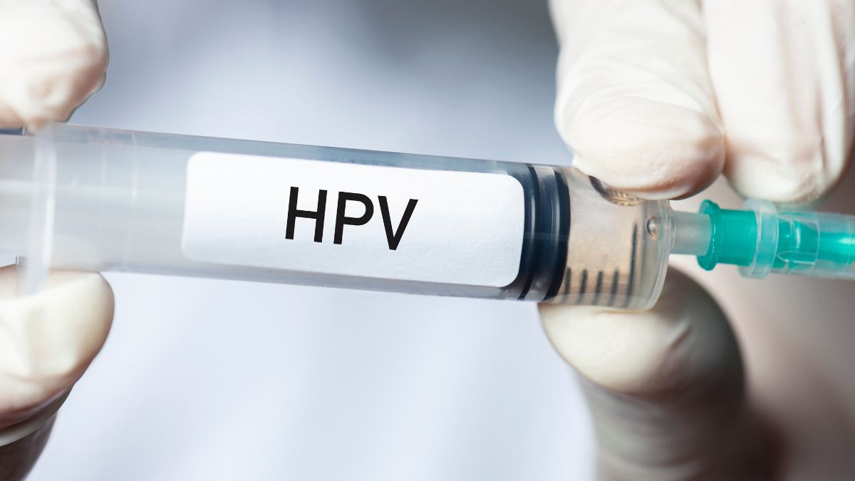 Striekačka s označením HPV, symbolizujúca prevenciu infekcie.
