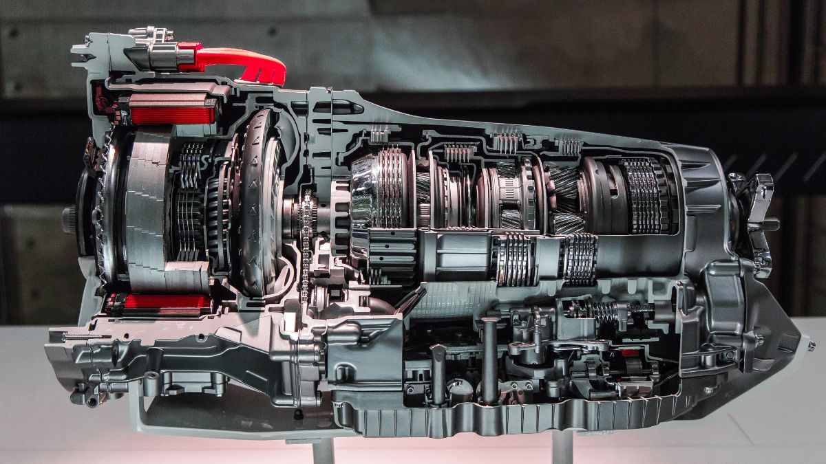 Detailný rez hydraulickou prevodovkou, ukazujúci jej komplexnú štruktúru a mechanizmus.