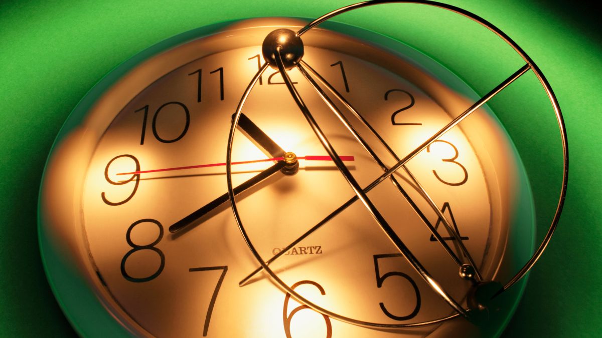 Kinetické hodinky s moderným dizajnom a pohybovým mechanizmom.