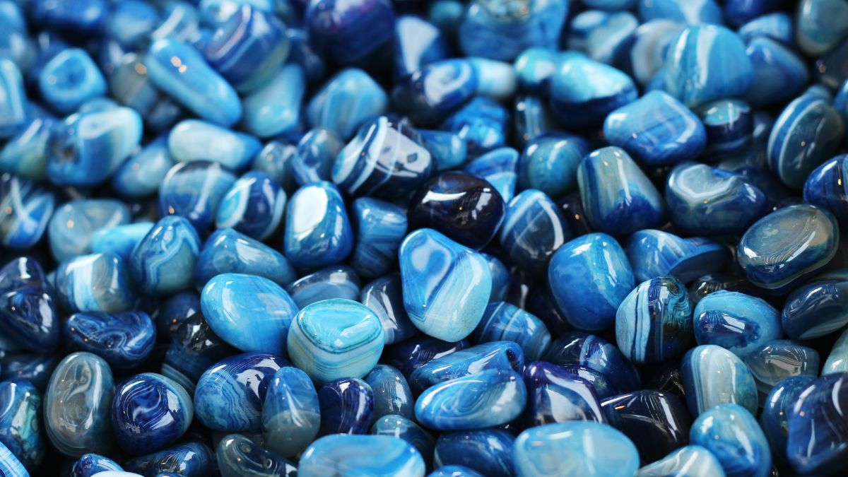 Hromada modrých kameňov s rôznymi odtieňmi a textúrami, ktoré vyžarujú pokoj.