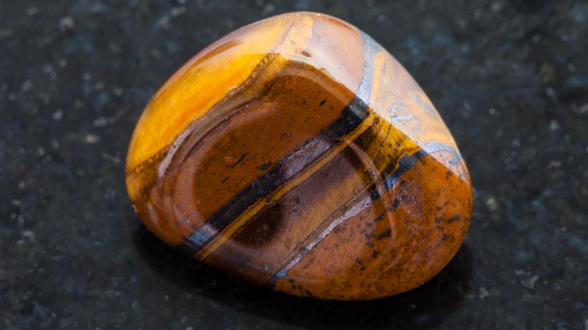 Sokolie oko - polodrahokam s krásnymi zlatými a hnedými pruhmi.