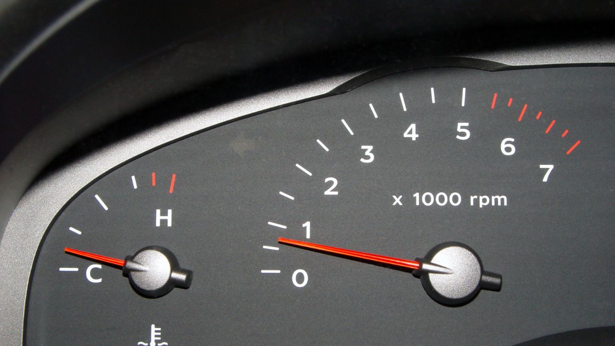 Ukazovateľ otáčok motora s nízkymi hodnotami na prístrojovej doske.