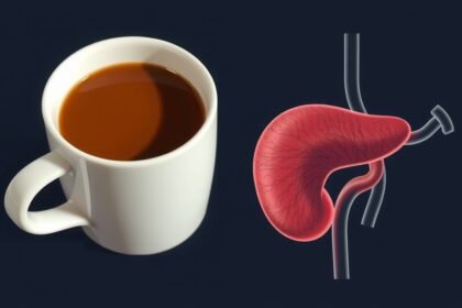 Hrnček kávy a grafické zobrazenie prostaty