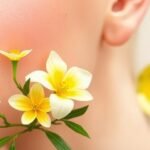 Pupilka dvojročná s kvetinami a olejom na pokožke tváre.