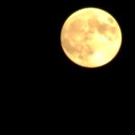 Žltý spln na nočnej oblohe