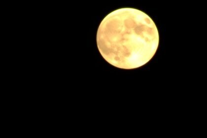 Žltý spln na nočnej oblohe