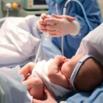 Novorodenec po cisárskom reze je v starostlivosti zdravotníkov.