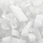 Chlorid hlinitý v kryštalickej forme na bielom pozadí