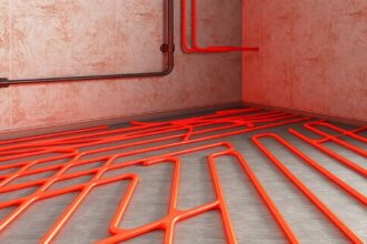 Systém stenového vykurovania s červenými rúrkami na podlahe.