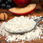 Sladký srvátkový prášok s orechmi a ovocím na drevenom stole.