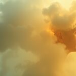 Silueta človeka vystupujúceho z oblakov, symbolizujúca dýchacie problémy.