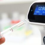 Alkoholový tester merajúci hladinu etanolu v dychu.