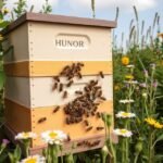 Úľ HUNOR v kvetinovej záhrade so včelami