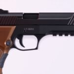 Gumový projektilový zbraň s čiernym a hnedým dizajnom určená na sebaobranu.