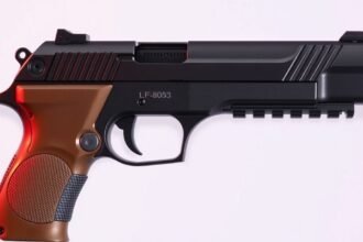 Gumový projektilový zbraň s čiernym a hnedým dizajnom určená na sebaobranu.