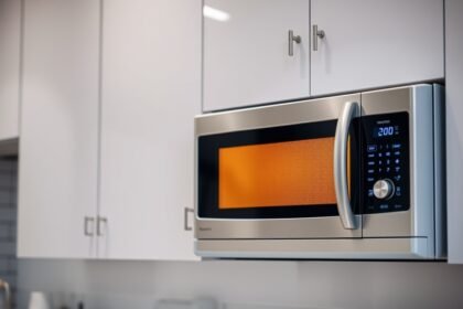 Moderná mikrovlnná rúra v kuchyni s digitálnym ovládaním.