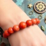 Korálový náramok na zápästí, symbol harmónie a ochrany.