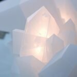 Anjelitový kryštál s jemným osvetlením podporujúci duševnú harmóniu