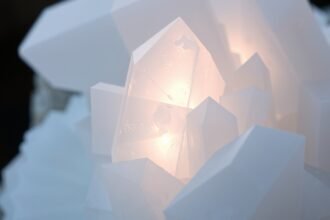 Anjelitový kryštál s jemným osvetlením podporujúci duševnú harmóniu