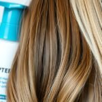 Zdravé a lesklé vlasy s kondicionérom v pozadí