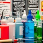 Rôzne farby a nástroje používané na tetovanie v štúdiu