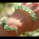 Aventurínový náramok na zápästí podporujúci duševnú rovnováhu.