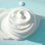 Močovinový krém na starostlivosť o pleť na modrom pozadí