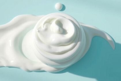 Močovinový krém na starostlivosť o pleť na modrom pozadí