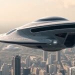 Moderný lietajúci tanier nad mestom, ilustrujúci koncept UFO.