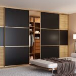 Moderný úložný priestor v spálni s posuvnými dverami a minimalistickým dizajnom.