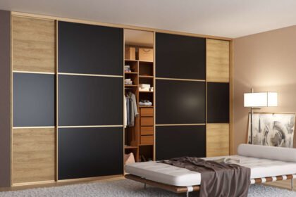 Moderný úložný priestor v spálni s posuvnými dverami a minimalistickým dizajnom.