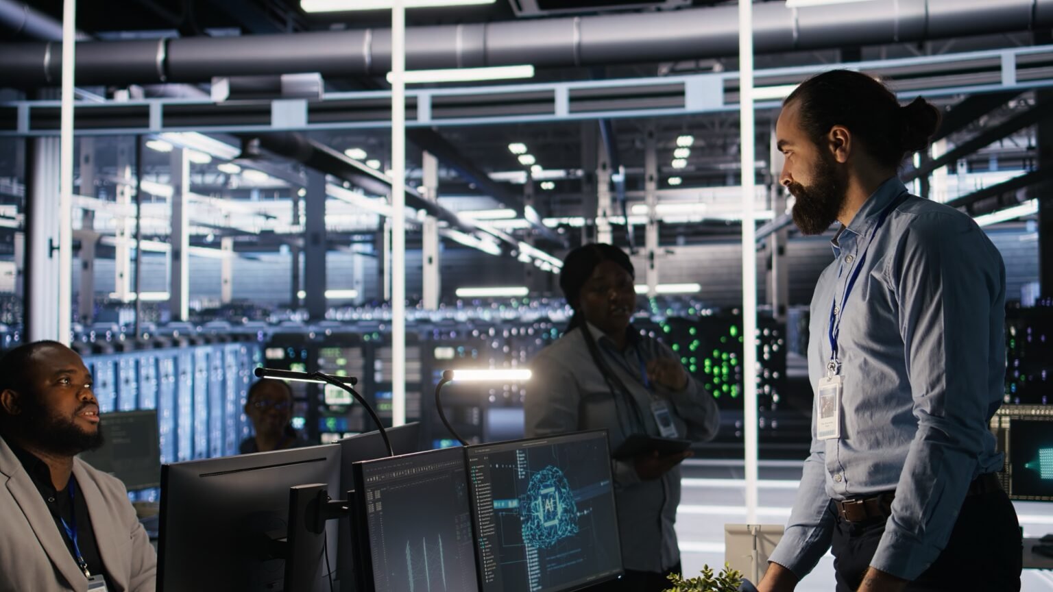 Zamestnanci pracujúci v modernom dátovom centre s technológiou VMware