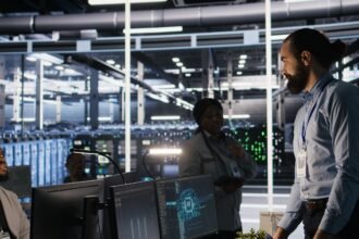Zamestnanci pracujúci v modernom dátovom centre s technológiou VMware