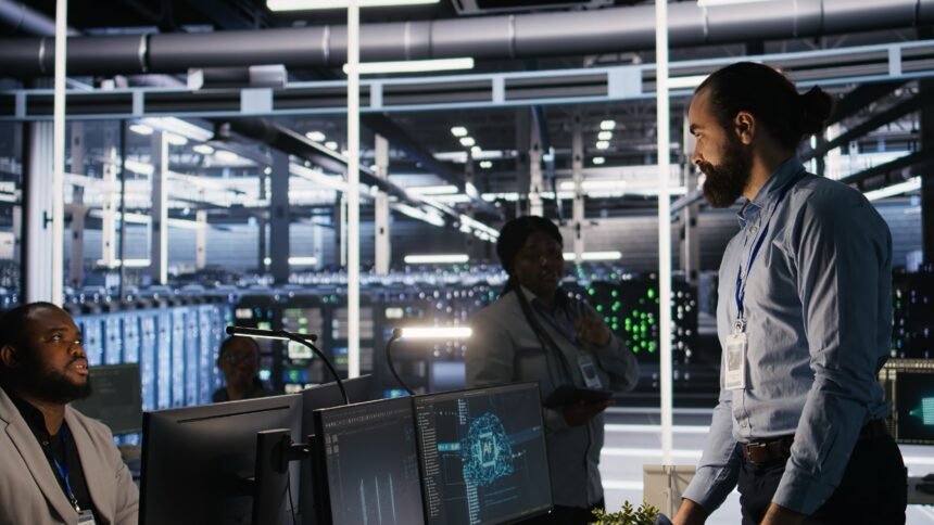 Zamestnanci pracujúci v modernom dátovom centre s technológiou VMware