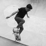 Skateboardista predvádza trik na rampe počas premeny skateboardingu na olympijský šport